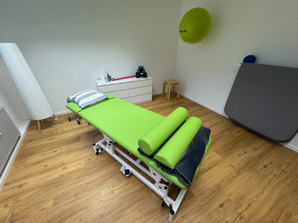 Trainingsbereich mit Therapieliege in der Physiotherapie Schneider Memmingen