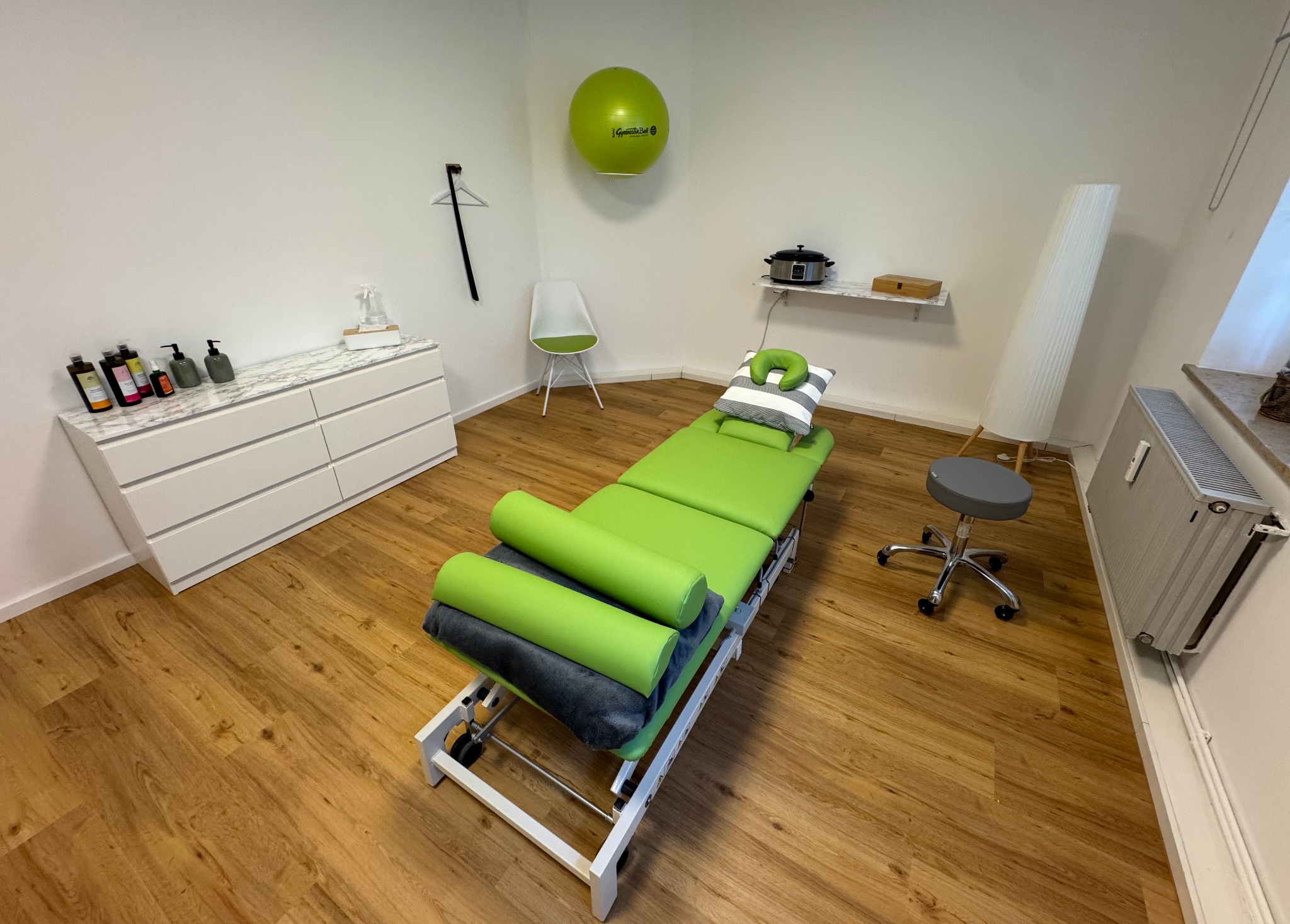 Behandlungsraum mit Therapieliege in der Physiotherapie Schneider Memmingen